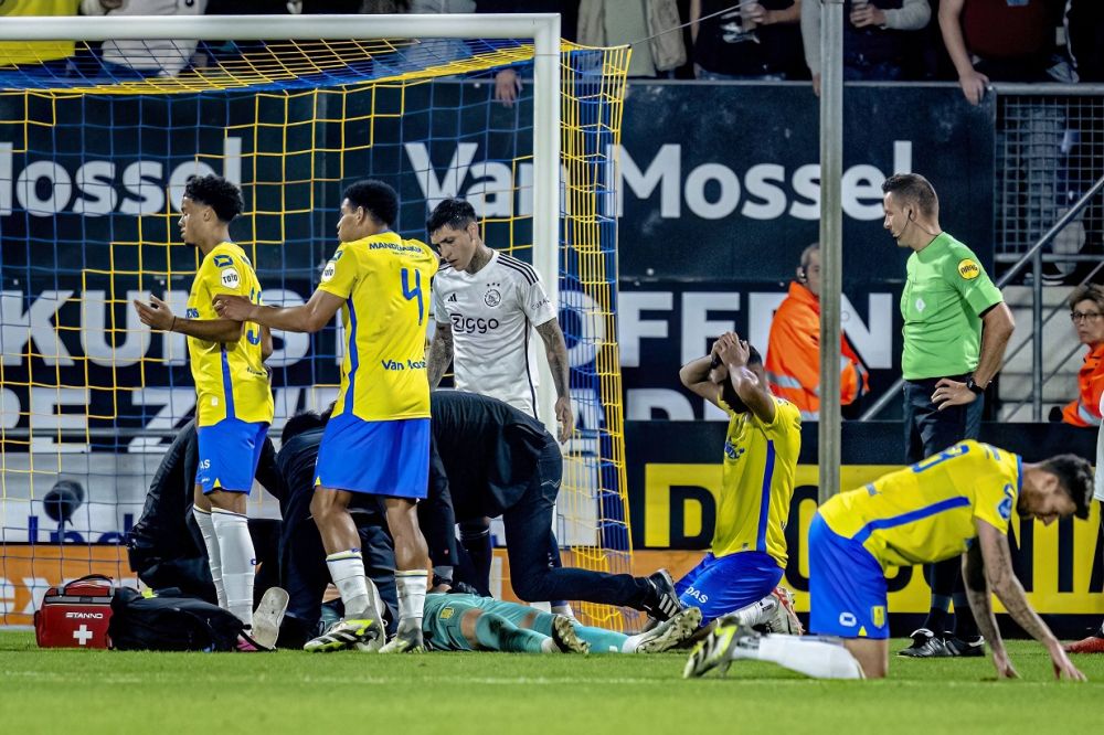 Meciul Waalwijk - Ajax, suspendat după o accidentare gravă a portarului! Momente dramatice în Eredivisie_11