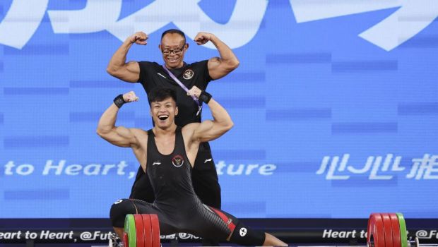
	El e Hercule din haltere! Câte kilograme a ridicat un sportiv din Indonezia pentru a corecta recordul mondial
