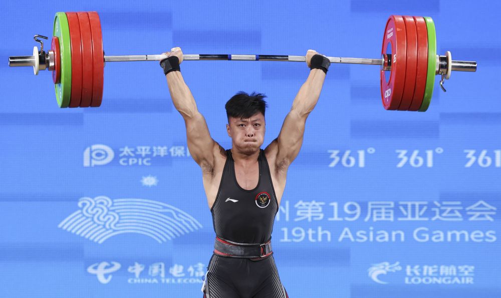 El e Hercule din haltere! Câte kilograme a ridicat un sportiv din Indonezia pentru a corecta recordul mondial_4