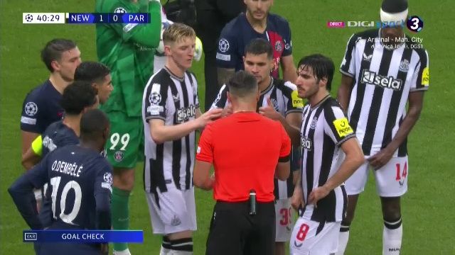 Istvan Kovacs, înconjurat de furioșii jucători ai lui PSG. Fază la limită în meciul cu Newcastle_8