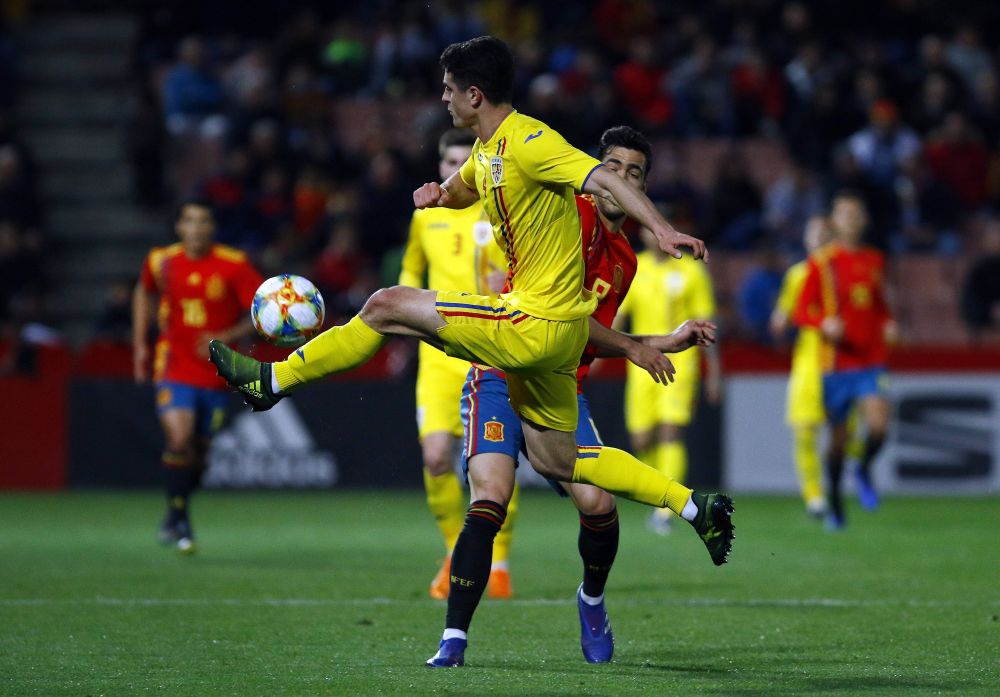 Ți-l mai amintești pe Alex Pașcanu? Unde joacă acum și ce obiectiv are "stâlpul' defensivei României la EURO 2019_3