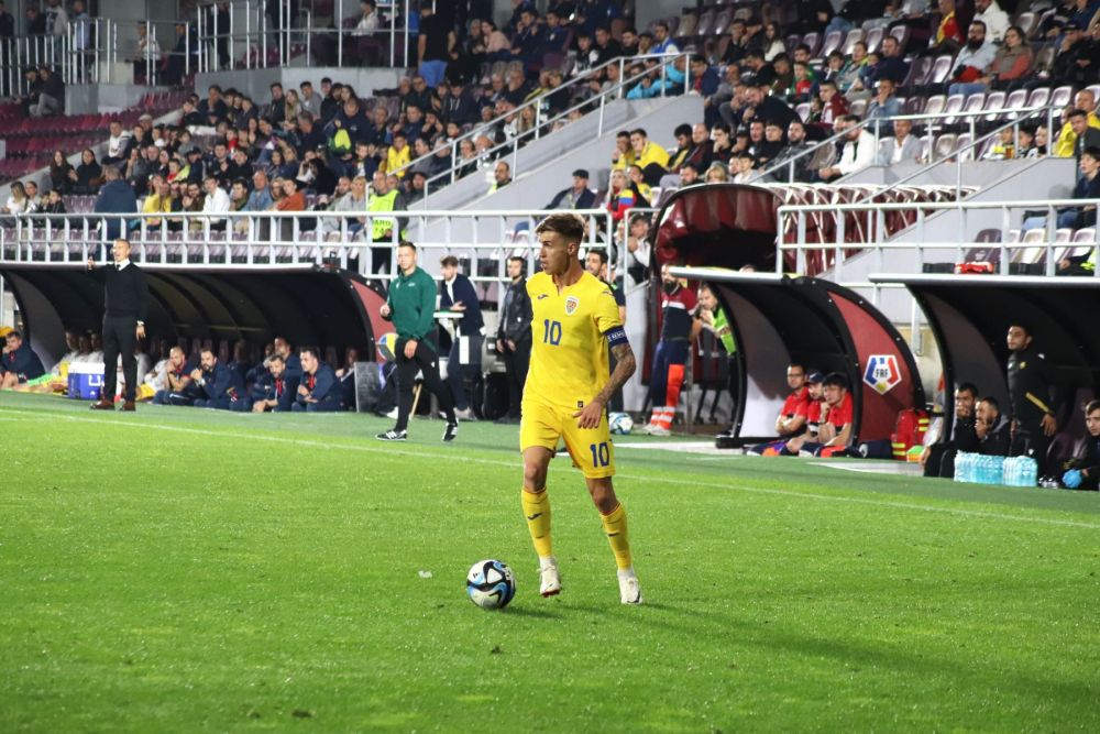 Tavi Popescu, înjurat din peluză, idolatrizat de copii, la primul meci cu banderola naționalei U21_13
