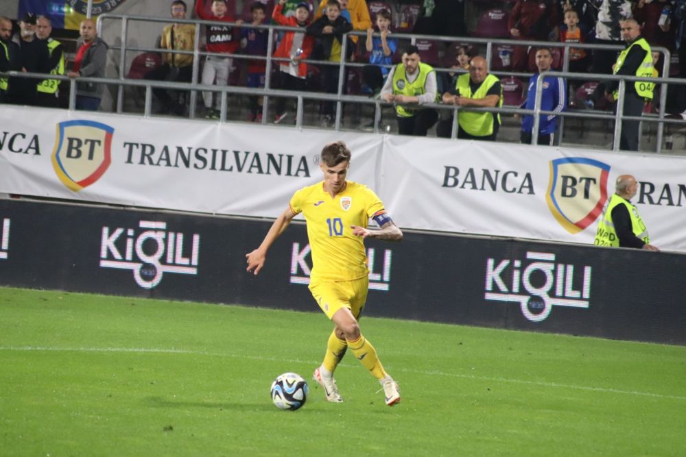 Tavi Popescu, înjurat din peluză, idolatrizat de copii, la primul meci cu banderola naționalei U21_16