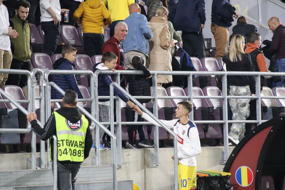 Tavi Popescu, înjurat din peluză, idolatrizat de copii, la primul meci cu banderola naționalei U21_17