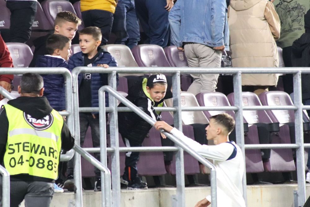 Tavi Popescu, înjurat din peluză, idolatrizat de copii, la primul meci cu banderola naționalei U21_19