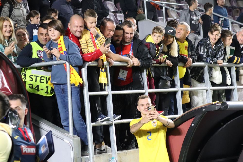 Tavi Popescu, înjurat din peluză, idolatrizat de copii, la primul meci cu banderola naționalei U21_21