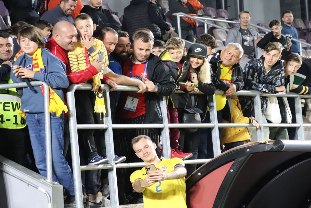 Tavi Popescu, înjurat din peluză, idolatrizat de copii, la primul meci cu banderola naționalei U21_22