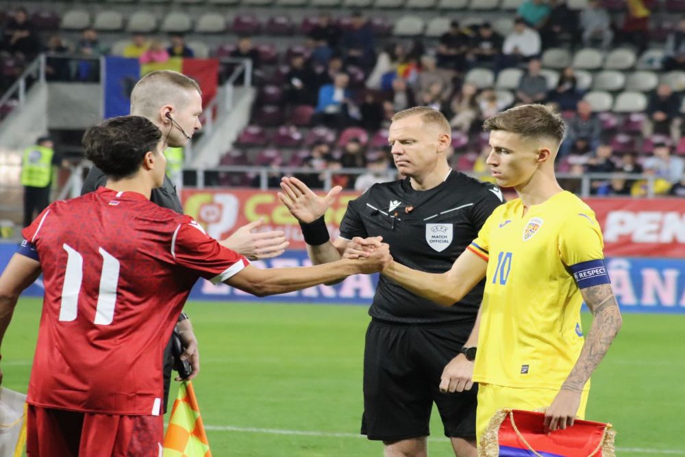 Tavi Popescu, înjurat din peluză, idolatrizat de copii, la primul meci cu banderola naționalei U21_7