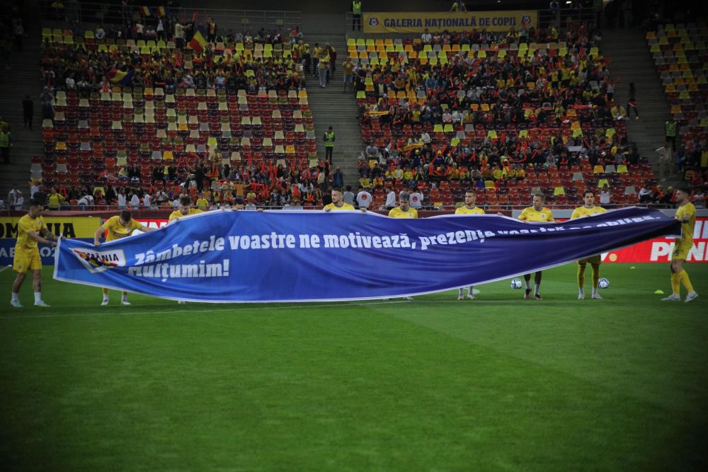 Tricolorii au ieșit la încălzire și au afișat un banner mare! Mesaj pentru copiii aflați pe Arena Națională_7
