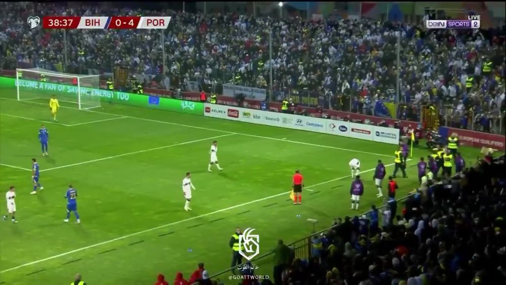 Cristiano Ronaldo, accidentat după ce un fan a intrat pe teren la meciul Bosnia - Portugalia_7