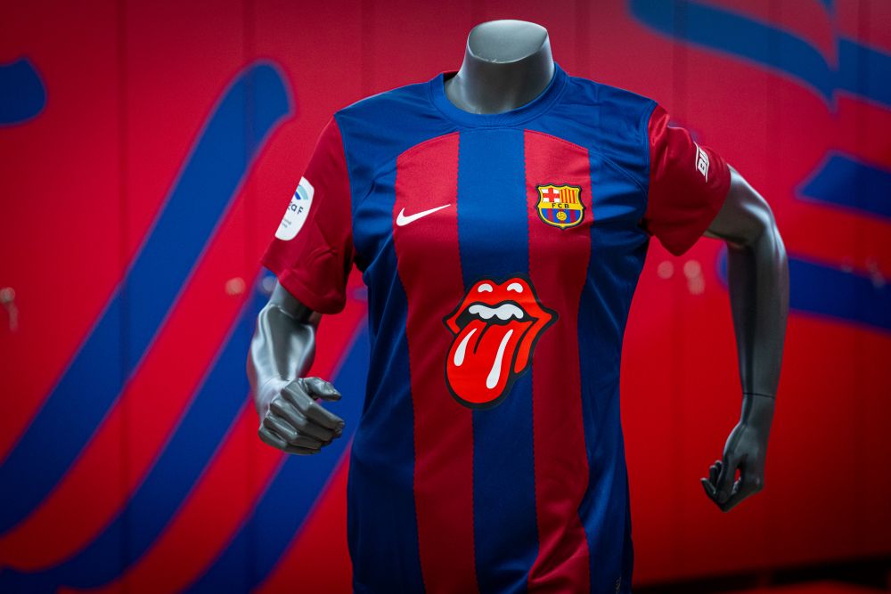 Să fie rock și fotbal! FC Barcelona a lansat tricourile în ediție limitată pentru El Clasico _1