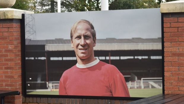 
	Cătălin Oprișan face o plecăciune în fața gloriei de la Manchester United. Sir Bobby Charlton: de la &rdquo;The Busby Babes&rdquo; la ultimul supraviețuitor al tragediei de la München
