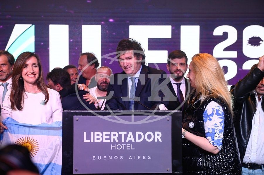 Javier ”El Loco” Milei, fost fotbalist și cântăreț rock, la un pas să devină președintele Argentinei!_9