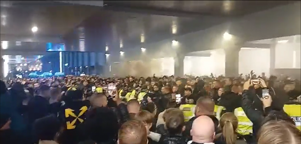 Ultrașii lui Newcastle și Dortmund s-au luat la bătaie înainte de meciul din grupele Champions League_1