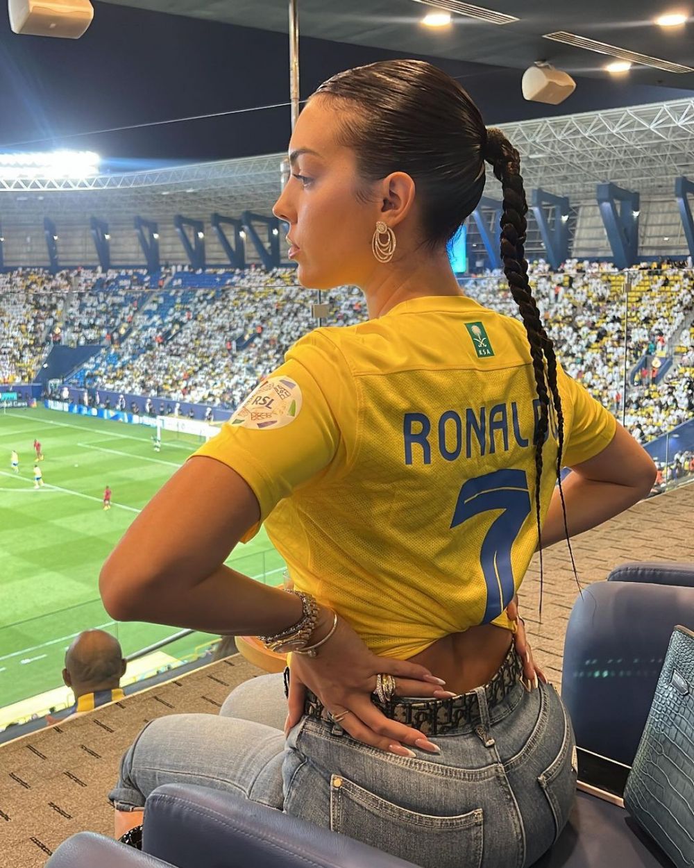 Nimeni nu s-a mai uitat la Ronaldo când a apărut așa! Georgina Rodriguez a venit la stadion cu o poșetă de 140.000 de dolari și cizme cu toc_5