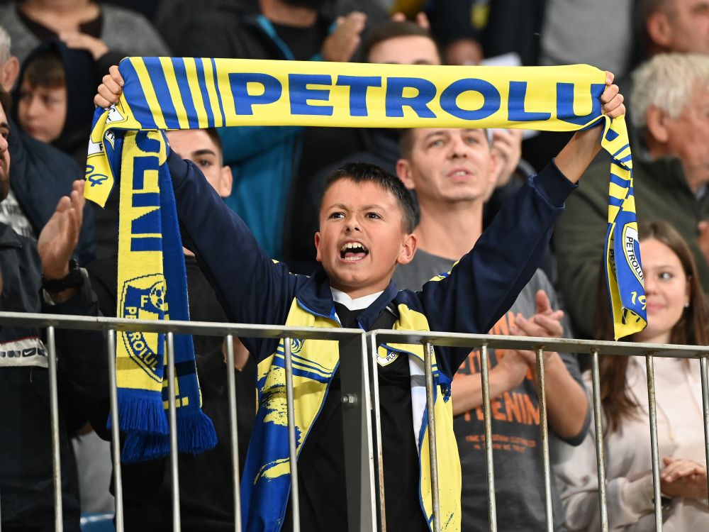 Petrolul - FCSB | Apariție surpriză în tribunele stadionului din Ploiești. Stil 'John Lennon'_12