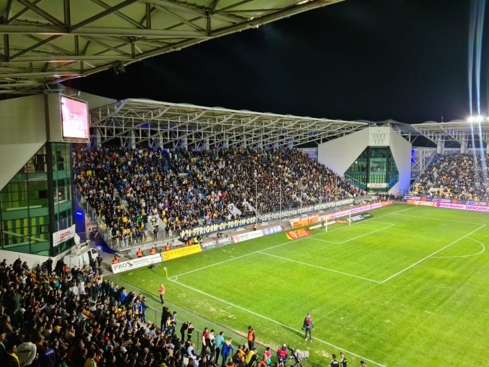 Petrolul - FCSB | Apariție surpriză în tribunele stadionului din Ploiești. Stil 'John Lennon'_9