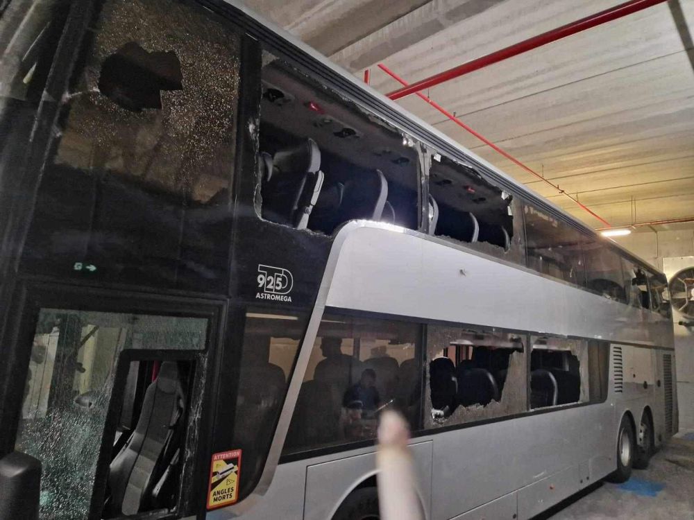Imagini șocante din Franța! Fanii lui Marseille au atacat cu pietre autocarul lui Lyon, iar antrenorul a fost rănit grav _1