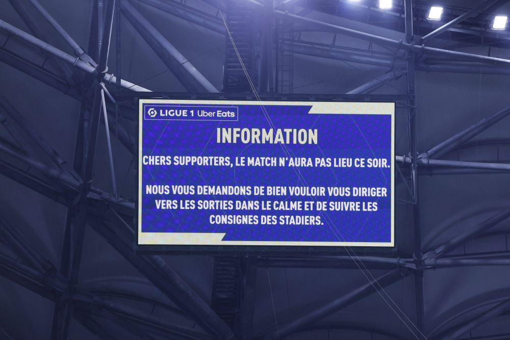 "Încă mai are cioburi pe față". Detalii teribile despre antrenorul lui Lyon, după ce autocarul echipei a fost atacat cu pietre_2