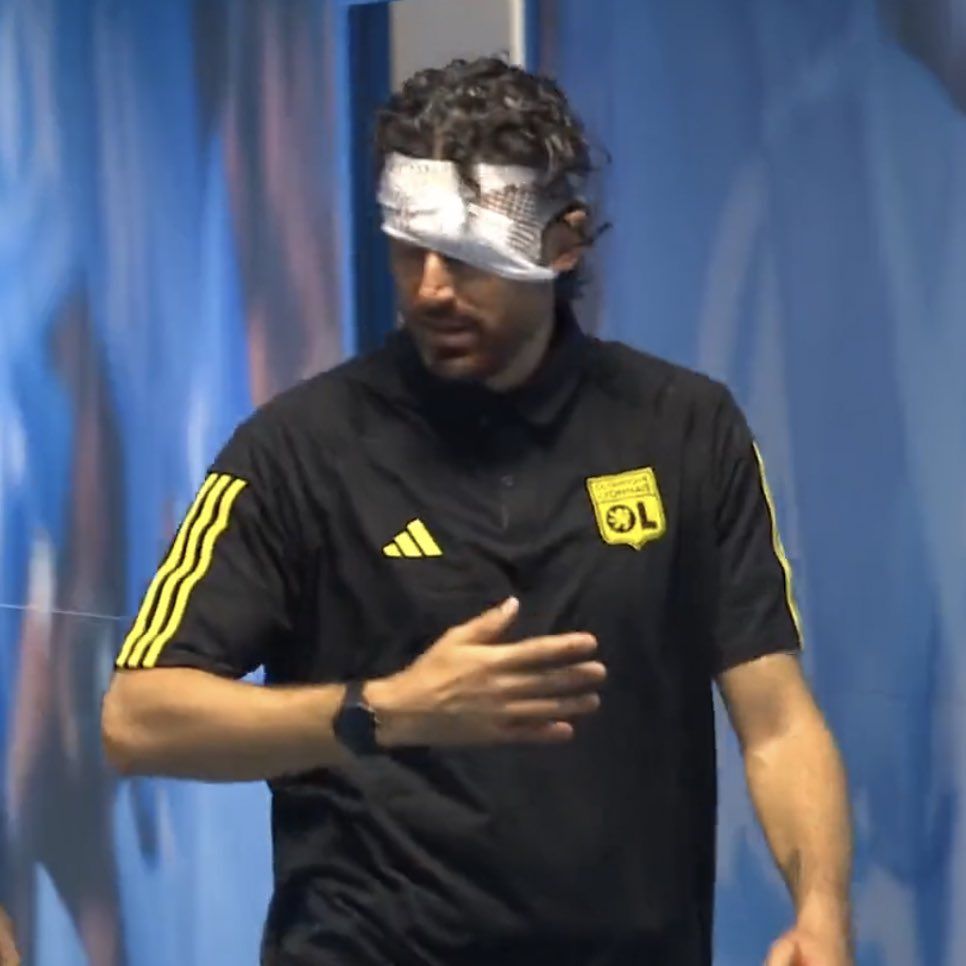 Cum arată Fabio Grosso, la o zi după ce a fost rănit grav de suporterii lui OM. Imagine impresionantă, în presa din Italia_5