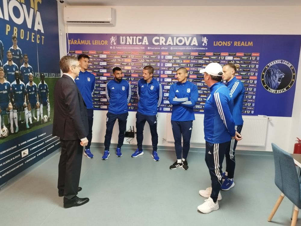 Ambasadorul Argentinei și-a făcut apariția în cantonamentul lui FCU Craiova! Și-a dat jos sacoul și a îmbrăcat tricoul oltenilor_11