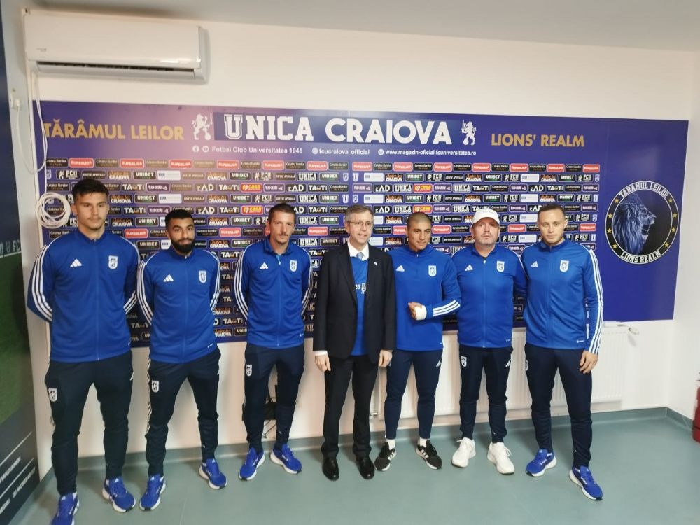 Ambasadorul Argentinei și-a făcut apariția în cantonamentul lui FCU Craiova! Și-a dat jos sacoul și a îmbrăcat tricoul oltenilor_6