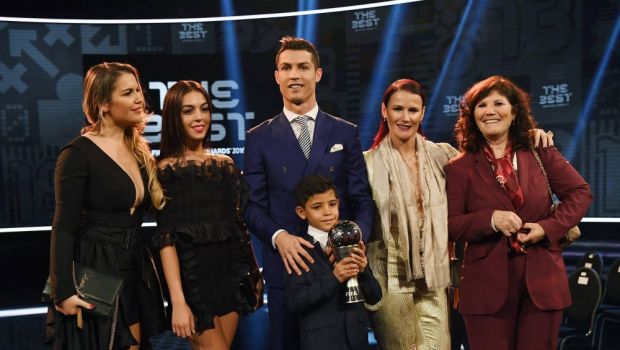 
	Sora lui Cristiano Ronaldo iese la atac după ce Messi a câștigat din nou Balonul de Aur
