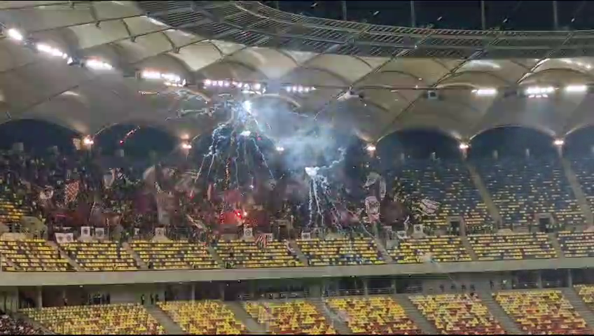 Exploziv! Suporterii Rapidului au aruncat cu artificii în peluză, iar Colțescu a întrerupt derby-ul_3