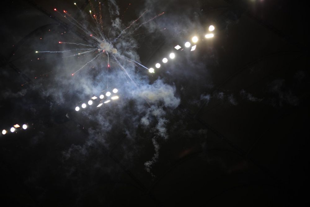 Exploziv! Suporterii Rapidului au aruncat cu artificii în peluză, iar Colțescu a întrerupt derby-ul_2