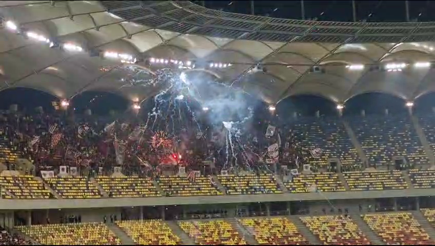 Exploziv! Suporterii Rapidului au aruncat cu artificii în peluză, iar Colțescu a întrerupt derby-ul_4