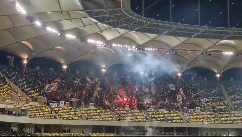 Exploziv! Suporterii Rapidului au aruncat cu artificii în peluză, iar Colțescu a întrerupt derby-ul_13
