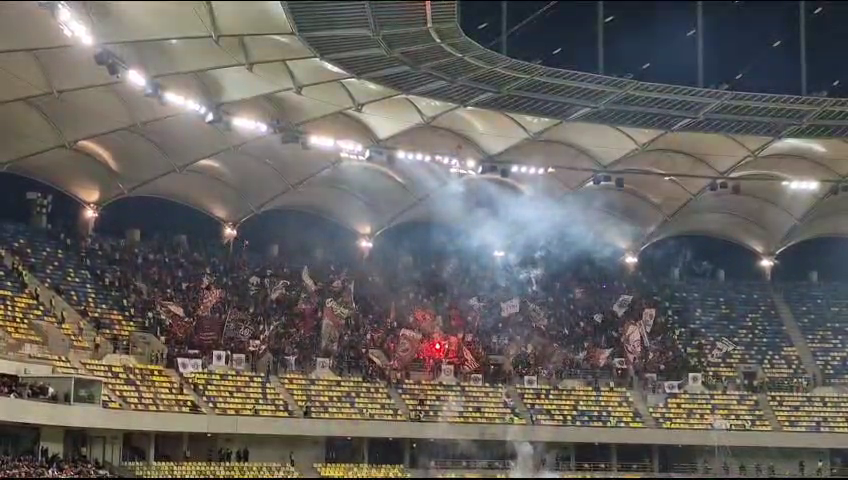 Exploziv! Suporterii Rapidului au aruncat cu artificii în peluză, iar Colțescu a întrerupt derby-ul_16