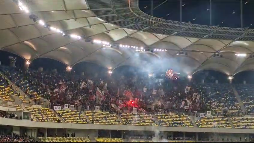 Exploziv! Suporterii Rapidului au aruncat cu artificii în peluză, iar Colțescu a întrerupt derby-ul_19