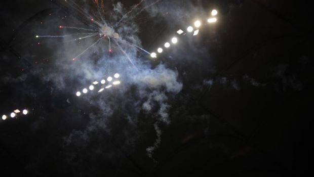 
	Exploziv! Suporterii Rapidului au aruncat cu artificii în peluză, iar Colțescu a întrerupt derby-ul
