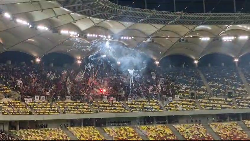 Exploziv! Suporterii Rapidului au aruncat cu artificii în peluză, iar Colțescu a întrerupt derby-ul_6