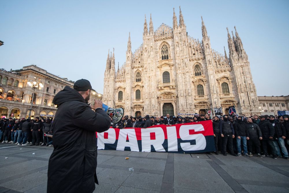 Fanii PSG au luat cu asalt Milano! Cum arată Piața Catedralei_12