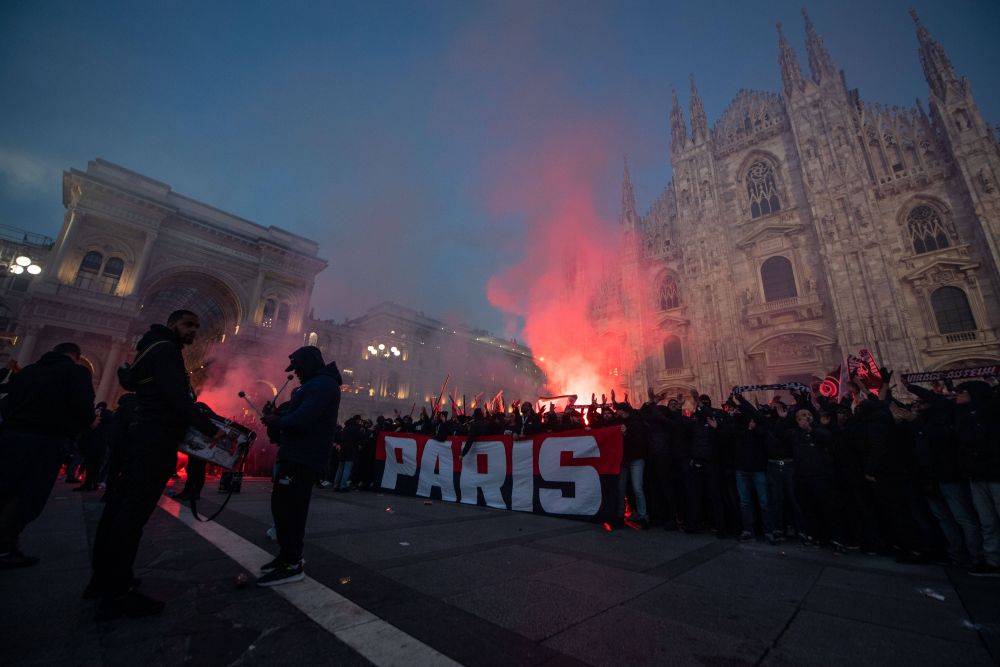 Fanii PSG au luat cu asalt Milano! Cum arată Piața Catedralei_5
