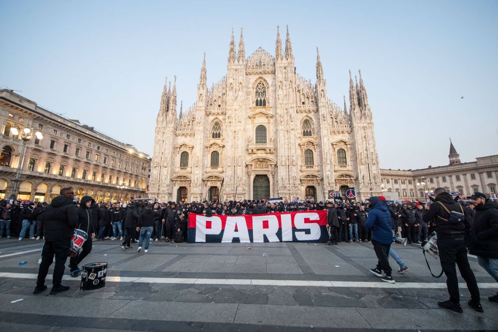 Fanii PSG au luat cu asalt Milano! Cum arată Piața Catedralei_6