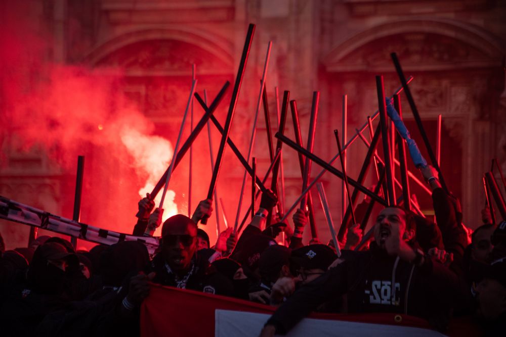 Fanii PSG au luat cu asalt Milano! Cum arată Piața Catedralei_8