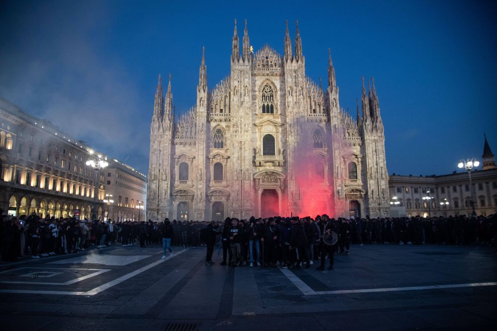 Fanii PSG au luat cu asalt Milano! Cum arată Piața Catedralei_10