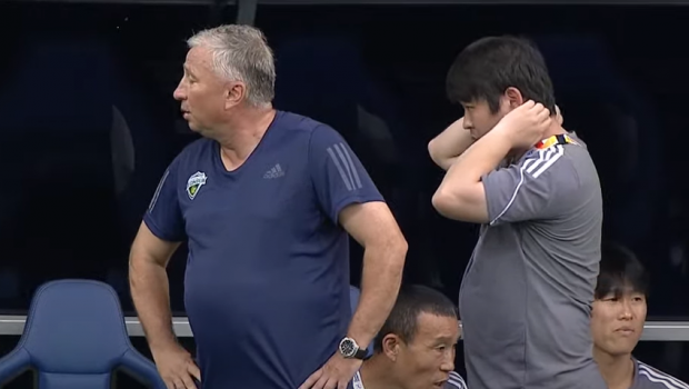 
	DEZASTRU total pentru Dan Petrescu în grupele Champions League! Penalty ratat în minutul 90, &rdquo;marinarii&rdquo; din Singapore s-au răzbunat
