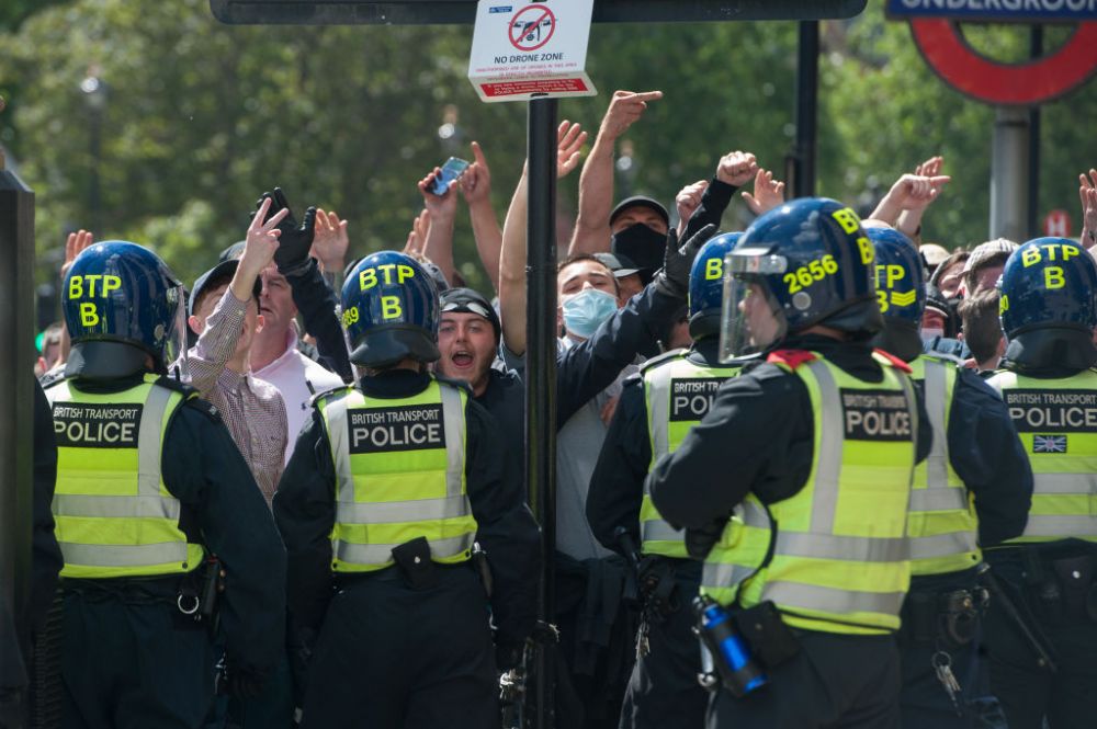 Polițiștii englezi se așteaptă la lupte de stradă în Londra între huliganii englezi și protestatarii anti-Israel!_20
