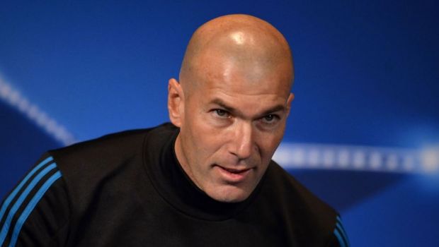 
	Zidane a intrat în vestiarul lui Real și a întrebat cine trebuie să poarte tricoul cu numărul 10. Unicul răspuns primit
