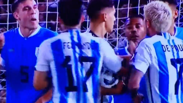 
	Derapaj grosolan și gest obscen către De Paul în Argentina - Uruguay! Ce i-a strigat adversarul + Reacția lui Messi&nbsp;
