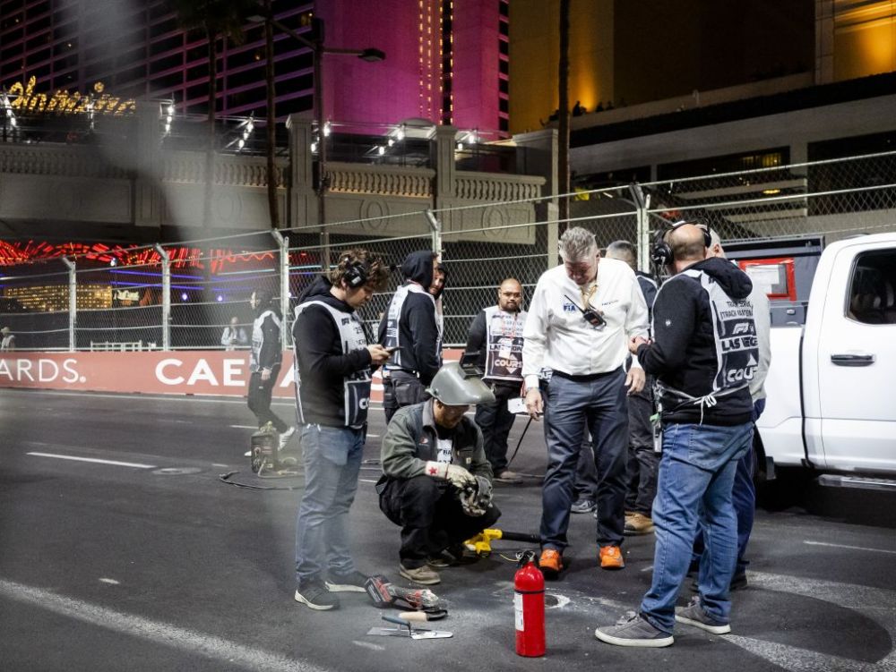 Las Vegas, orașul 'circuitului peticit'! F1 a anulat primul antrenament după ce Carlos Sainz și-a avariat mașina într-o gaură de pe pistă _6