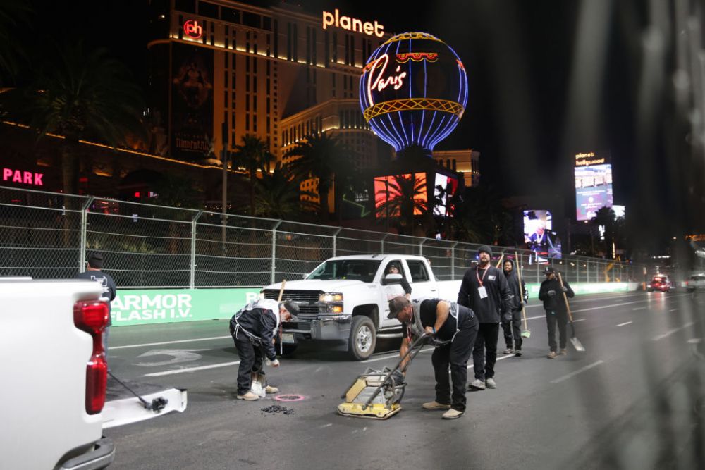 Las Vegas, orașul 'circuitului peticit'! F1 a anulat primul antrenament după ce Carlos Sainz și-a avariat mașina într-o gaură de pe pistă _7