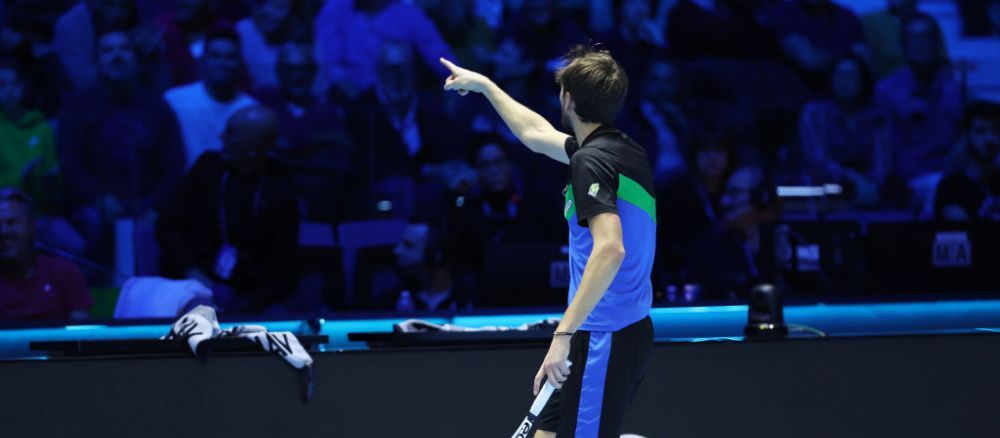 Meciul și criza de nervi: Medvedev a cedat la Torino și a aruncat violent cu racheta, în semifinala cu Sinner_2