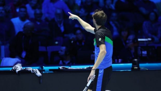 
	Meciul și criza de nervi: Medvedev a cedat la Torino și a aruncat violent cu racheta, în semifinala cu Sinner
