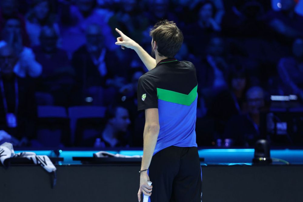 Meciul și criza de nervi: Medvedev a cedat la Torino și a aruncat violent cu racheta, în semifinala cu Sinner_5