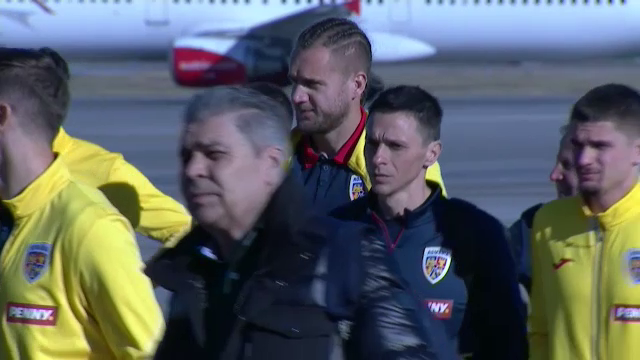 „Tricolorii” au ajuns în țară! Răzvan Burleanu, primul care a coborât din avion_16